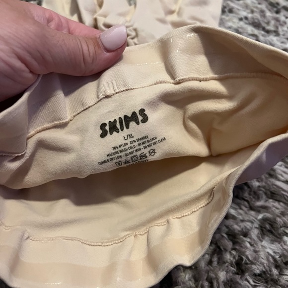 Skims SCULPTING SHORT ABOVE THE KNEE Shapewear - Picture 6 of 8